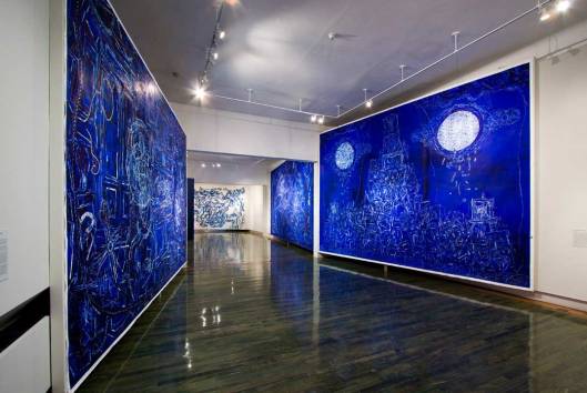 Vista de sala de la exposición "Arnaldo Roche Rabell: Azul" en el Museo de Arte Contemporáneo de Puerto Rico" (2009)