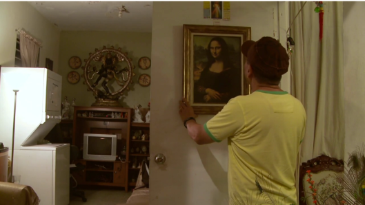 En la puerta que divide la casa de la clínica, Quiñones ha colgado una reproducción de la Mona Lisa. Vista fija del documental, "La aguja" (2011), Oquendo Villar y Correa Vigier, dirs.