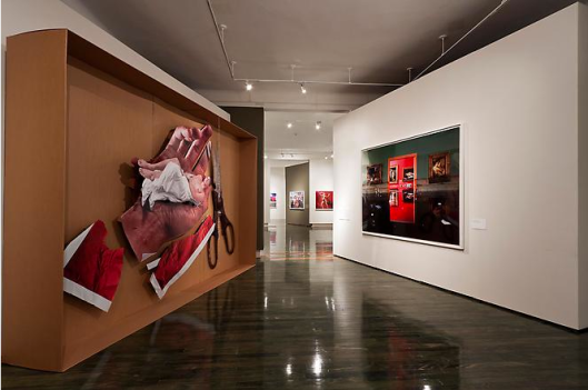 Vista de sala de la exhibición "David LaChapelle: La humanidad al borde" (2011), Museo de Arte Contemporáneo de Puerto Rico. Foto: Antonio Ramírez Aponte.